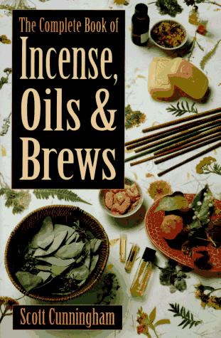 Scott Cunningham: The complete book of incense, oils & brews (Paperback, 1989, Llewellyn Publications)