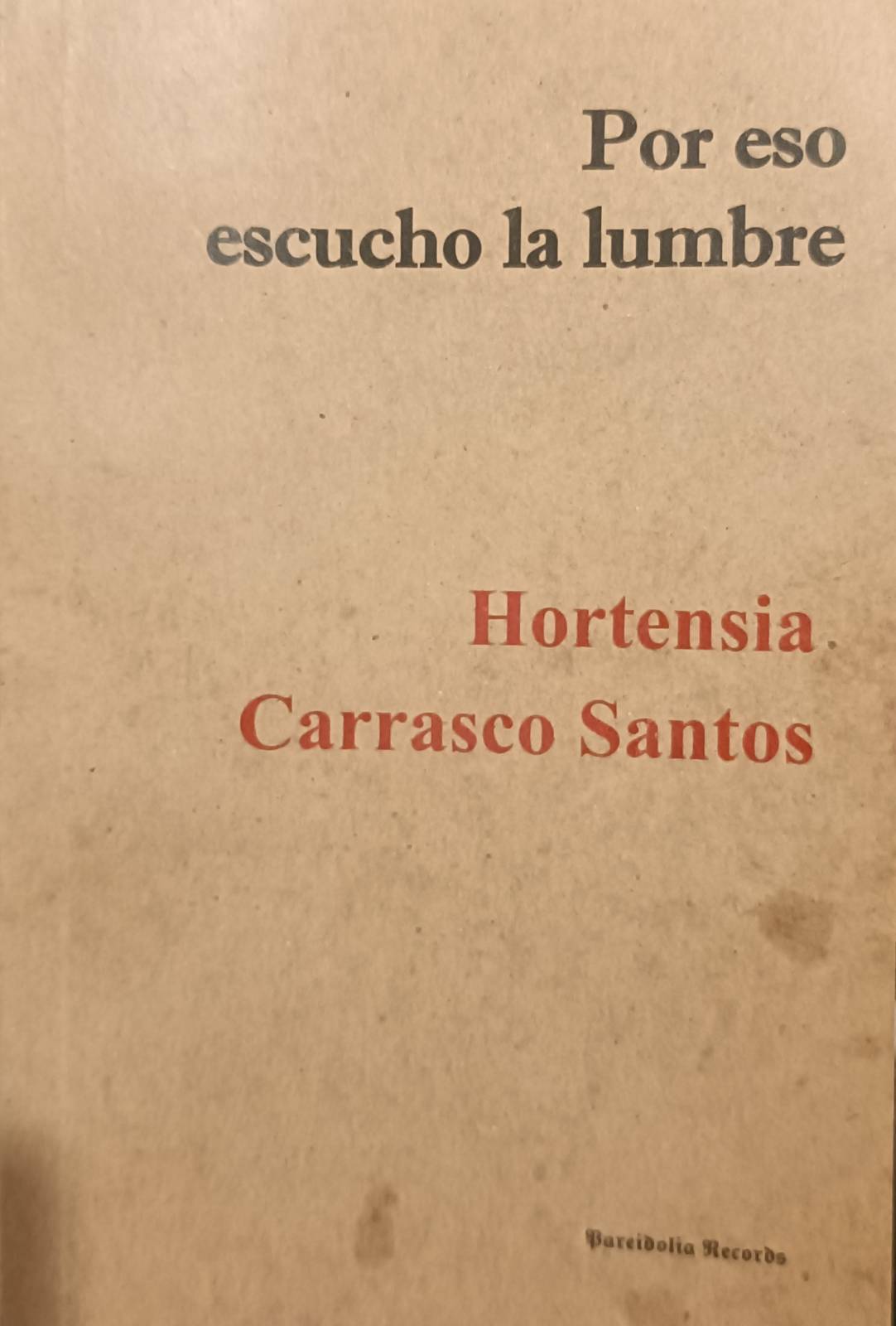 Hortensia Carrasco Santos: Por eso escucho la lumbre (Paperback, Español language, Bareidolia Records)