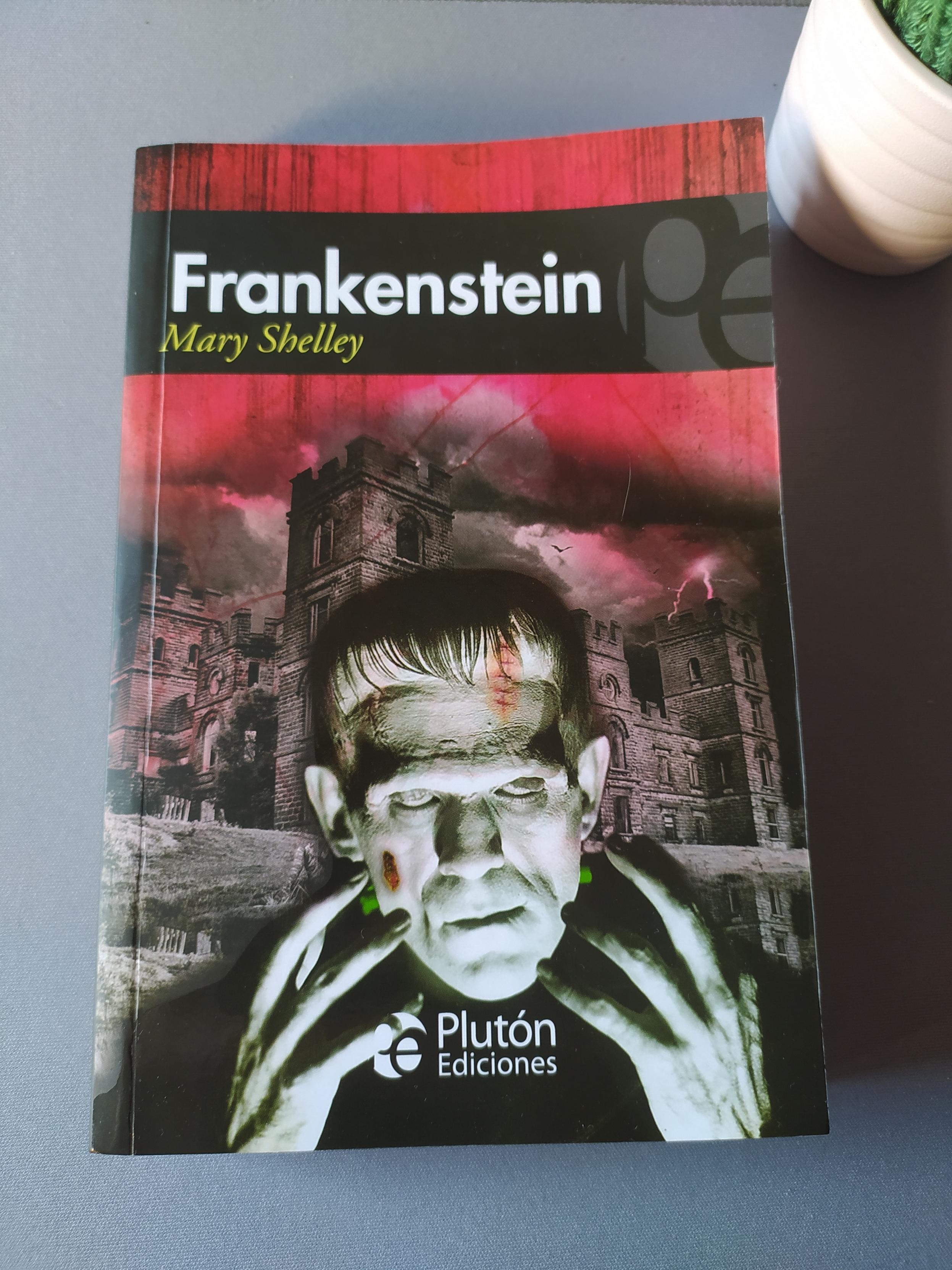 Foto del libro Frankenstein, escrito por Mary Shelley. La editorial es Plutón Ediciones y en la portada aparece el monstruo, que es un poco feo con un castillo de fondo.